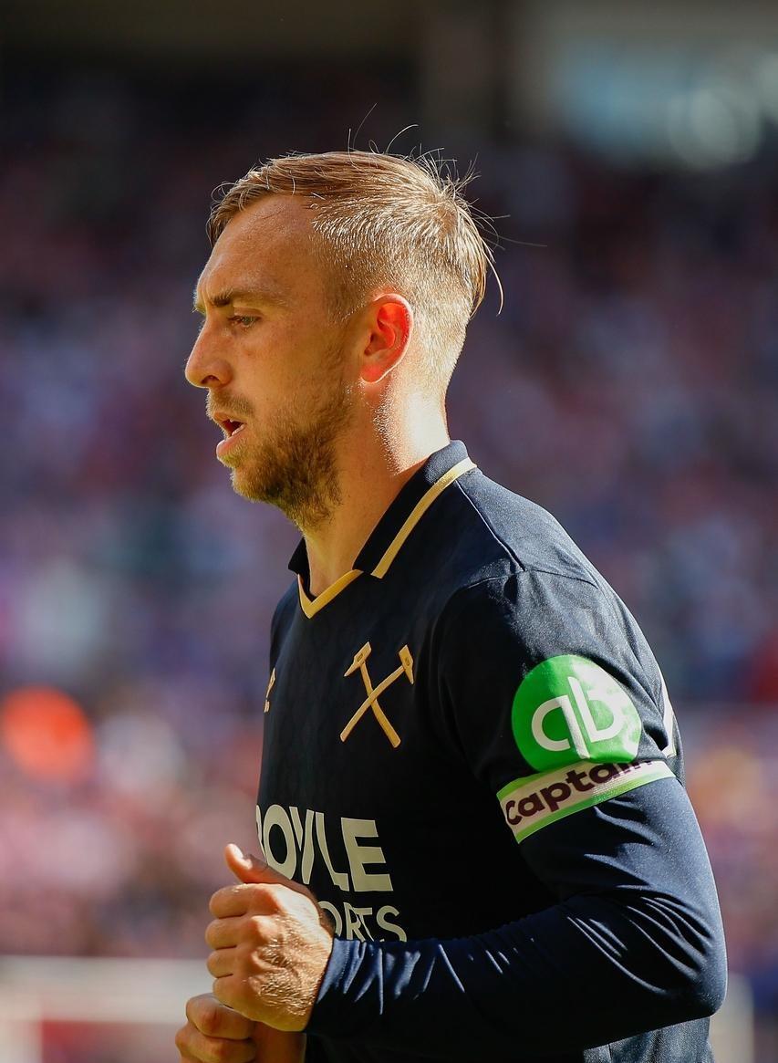 转折点！上海海港防线松动，英超集结日攻防权衡，球迷炸锅，训练强度明显提升的简单介绍